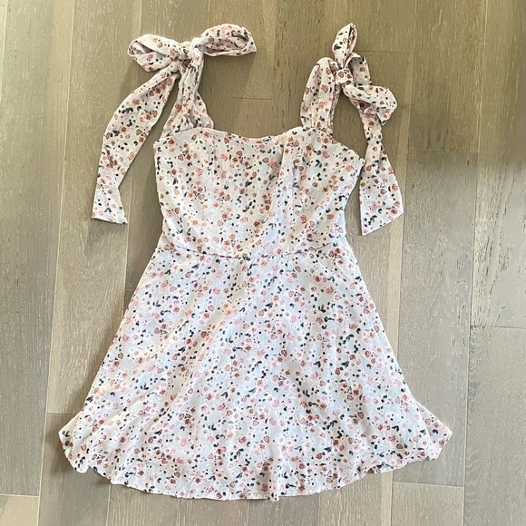 Francesca’s Gillian floral shoulder tie mini dress - Picture 3 of 4